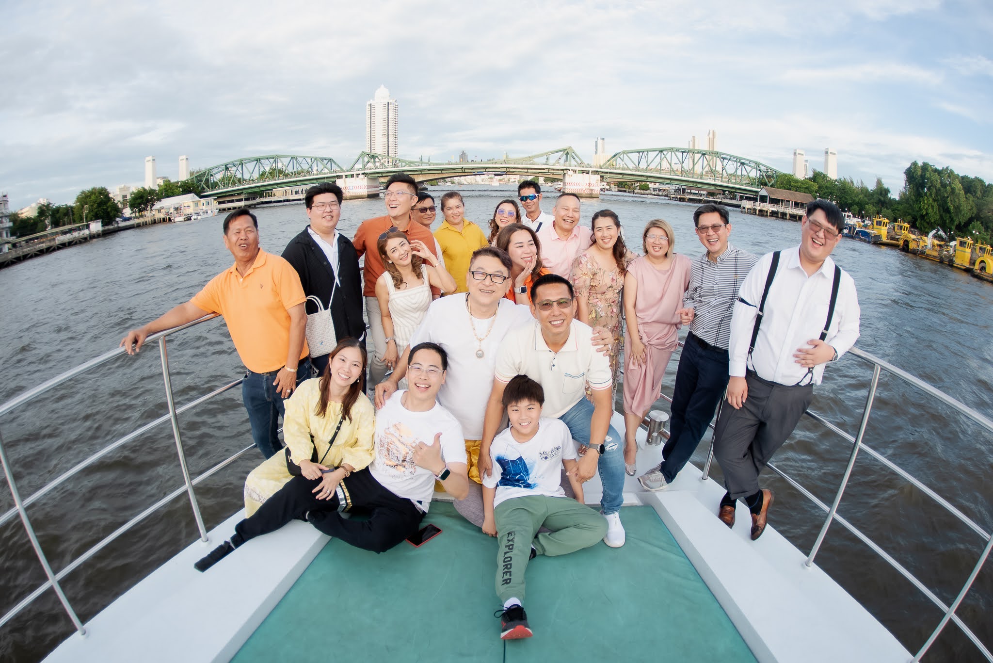 ครอบครัวและเพื่อนรวมตัวกันบนดาดฟ้าเรือ